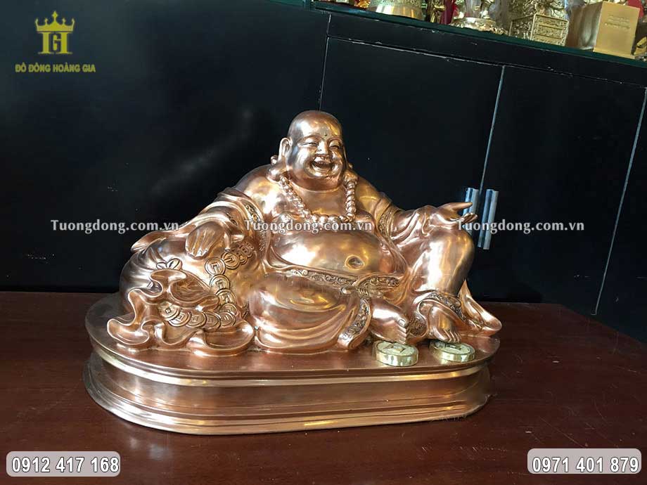 Gia chủ không đặt thẳng vật phẩm xuống đất, nên đặt vật phẩm trên cao, nơi sạch sẽ